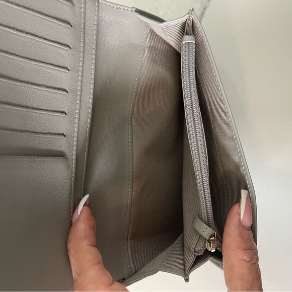 New Chanel Concrete Grey Caviar Wallet Comes with authenticity card. - Picture 6 of 11